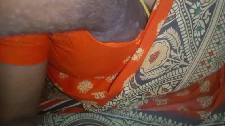 Desi Sathiya: Tante seksi dengan kain sosis