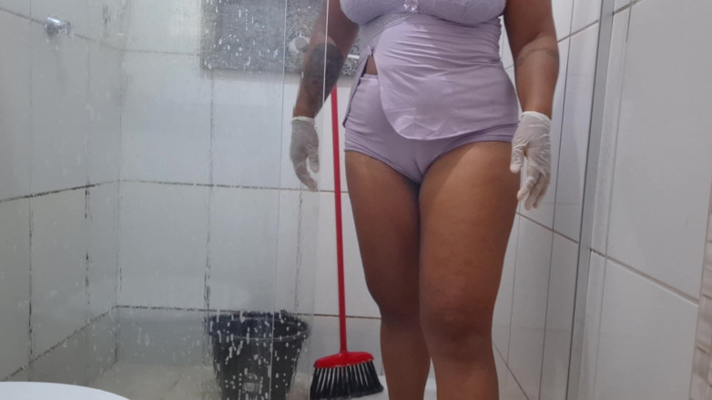 Casal Mattos: Bathroom Slut: My Sweaty Wife Shows off and Flashes Her...