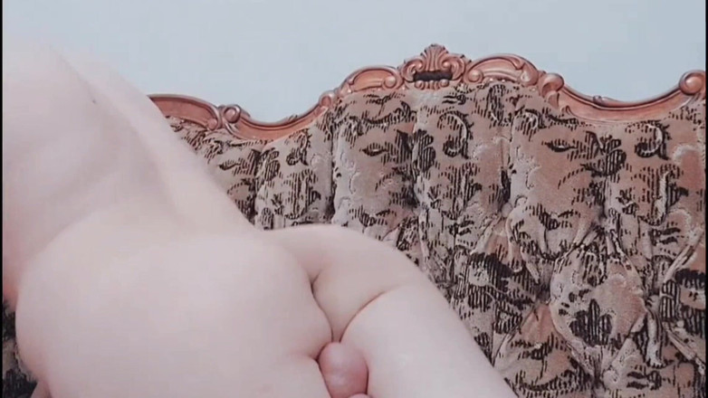 Kitty_Cross: Efeminat sexy care arată curul perfect se mută cu Grace...