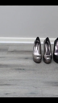Verschiedene high heels anprobieren, während nylonstrümpfe tragen