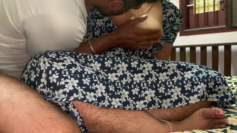 Karthi: Tamilský chlapec saje prsa tetičky a líže kundičku až do...