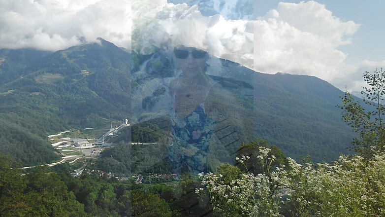 Alexa Cosmic: Alexa Cosmic plavání v krásném vodopádu v barevných kombi šatech ...