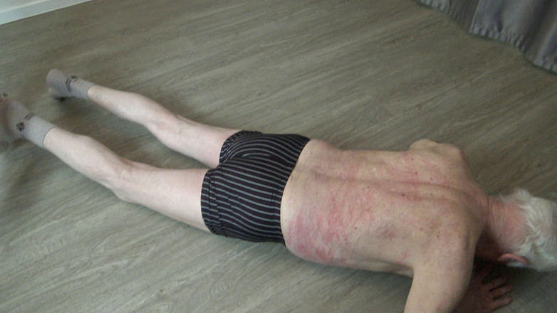 Femdom Austria: サディスティック看護師のキック奴隷!