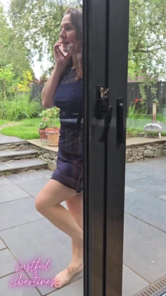 Pee Desperation Tease You with a Sneaky Pee as I Take a Call