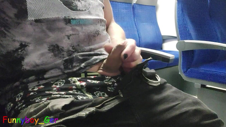 Funnyboy-Ger: Emo चलती ट्रेन में अपने मुलायम लंड के साथ खेलती है