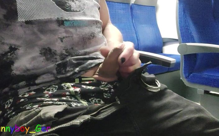Funny boy Ger: Emo bawi się swoim miękkim kutasem w jadącym pociągu