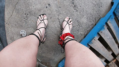 JonasBen: Madura maricas CD em diversão ao ar livre vestindo mini...