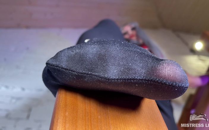 Mistress Legs: Moje páchnoucí nohy v černých punčochách škádlí nad tebou obličej na žebříku - část 2