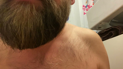 Beardedcummer: Chlupatý táta dojí svého tlustého ořezaného ptáka a jí mrdku