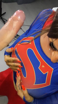 Em primeiro plano - Mila Smart é supergirl e fode