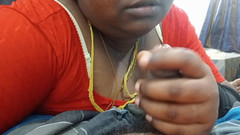 Veni: Tamil stiefmoeder betrapt stiefzoon op masturberen en hielp hem snel...