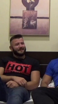 Matur e boy трахається без презерватива в ліжку