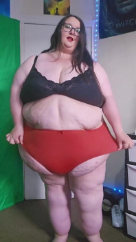 SSBBw la gigantessa che cammina con le mutandine rosse strette