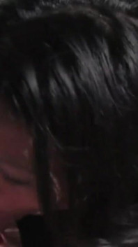 Bruneta asiatică cu țâțe mici o ia adânc în gură