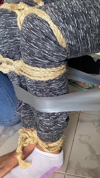 Схватил на полдень в бондаже мою скучащую сводную сестру и ее шаловливую сучку подругу!