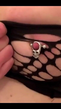 Goth meisje jurk en piercings tepels op mijn grote borsten