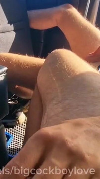 Um homem passando fodeu minha bunda apertada e suave e cobriu com porra quente