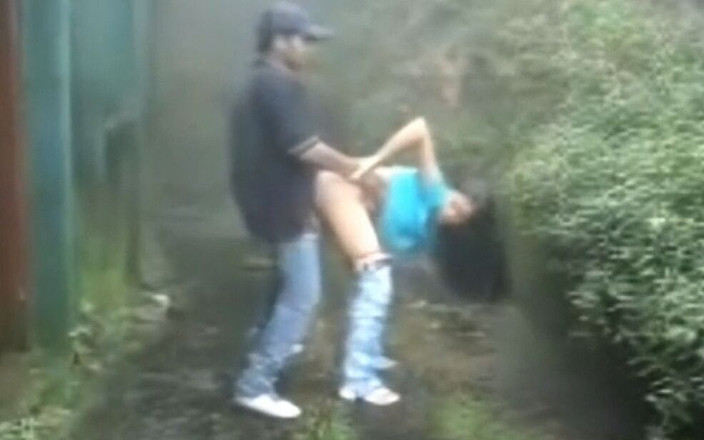 slutlife84: Azgın yenge açık havada sikişiyor