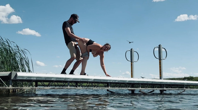 Mya Lane: 모든 사람이 볼 수있는 호수에서 섹스!