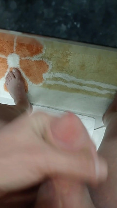 Gokmen Yaman: 화장실에서 혼자 자위하는 Murray Yaman.