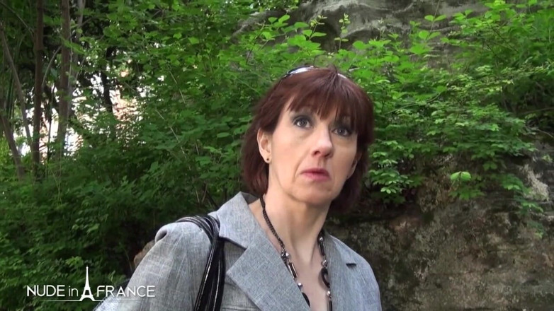 Nude in France: Hebzuchtige cougar makelaar wordt in haar kont geneukt om sneller...
