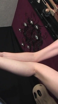 Dvě sexy paní si hrají s otrokem