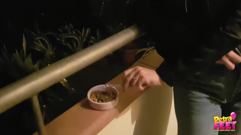 Smokin Fetish: Smoking and foot fetish in outdoor with cute teen