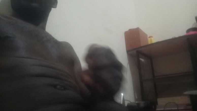 Ema2: Černý pták masturbuje