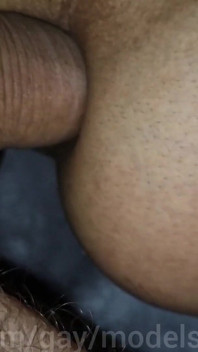 Una estudiante de 18 años de edad le destrozó la gran polla de un vecino ¡Una polla enorme está follando calientemente el gran culo de un chico mariquita femboy!