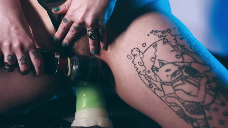 MariLou Moreira: Rebotando en un consolador de unicornio gigante