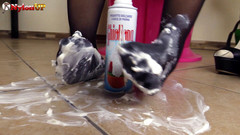 Foot Fetish HD: Sexy brunetka Tessa si hraje s nohama a krémem