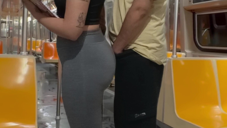Gabi SweetCouplesStories: Studentka dostane sperma ve vlaku metra v New Yorku.