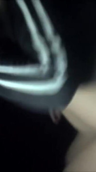 Moglie succhia cazzi al gloryhole