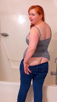 Küvet temizleyen orta yaşlı seksi kadın göt dekracığını azdırıyor