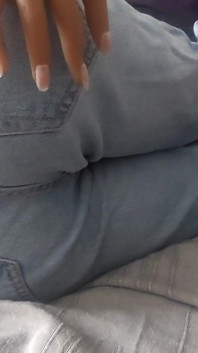 Si tira giù i jeans e mi ha lasciato scopare il suo culo stretto