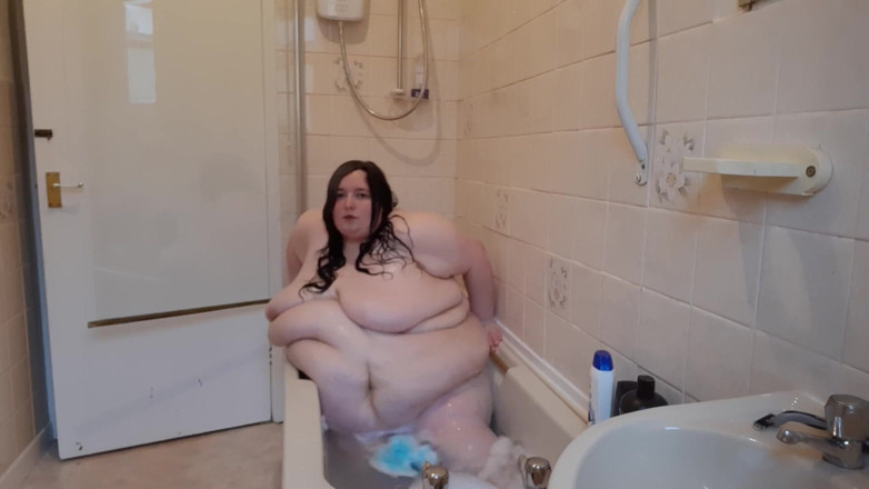 SSBBWLadyBrads: Товстушка розважається у ванні та трясе животом