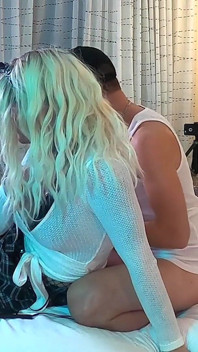 Kyle băiatul rău domină o femeie transsexuală blondă sexy - compilație 3