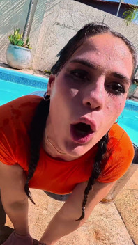 Una Mora Bagnata Con Un Gran Culo Viene Scopata in Piscina