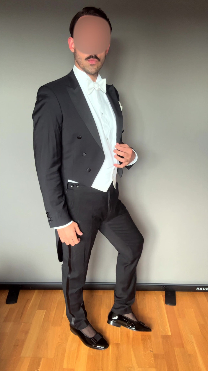 Master Shiny Shoes: Gentleman in Tails Jerks off Into His Patent Leather Shoes