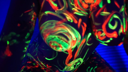 Cipriani: Amelie gets neon paint on her body