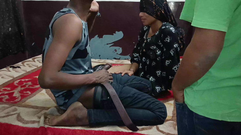 HousewifeGeeta: भारतीय व्यभिचारी पति अपने दोस्त के साथ दुबली सेक्सी पत्नी को चोदता है त्रिगुट