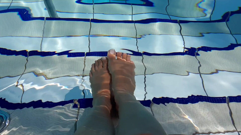 Fetish intimmedia: Foot fetish play in pool