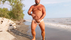Skin and earth: Urso gordo, cuecas molhadas rasgadas, masturbação na praia de nudismo (skinandearth)