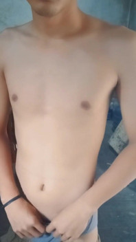 Ragazzo asiatico si masturba in magazzino
