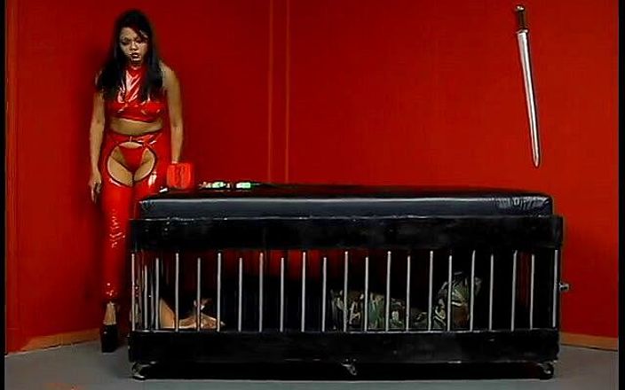 Female Dominators: Asyalı dominatrix kölesiyle sikini yaşıyor