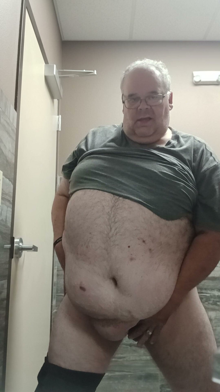 Gaydaddy2021: Masturbándose en un baño.