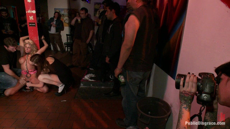 Public Disgrace by Kink: 大胸部金发色情明星在酒吧被肛交