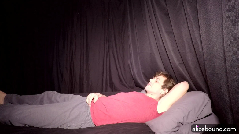 Alice Bound: Tittenfick lutschen, orgasmus