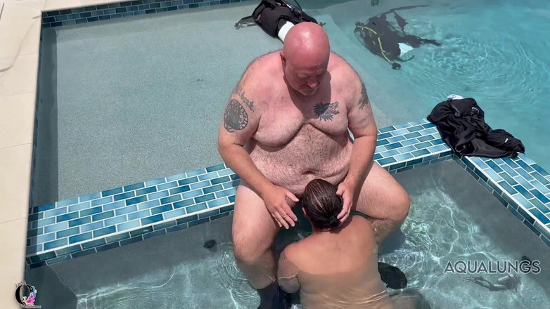 Lady O: Scopata in piscina