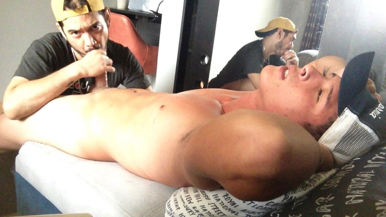 The-hook305: Markus Gettong sakso çekerken ateşli pürüzsüz vücudunu sergiliyor